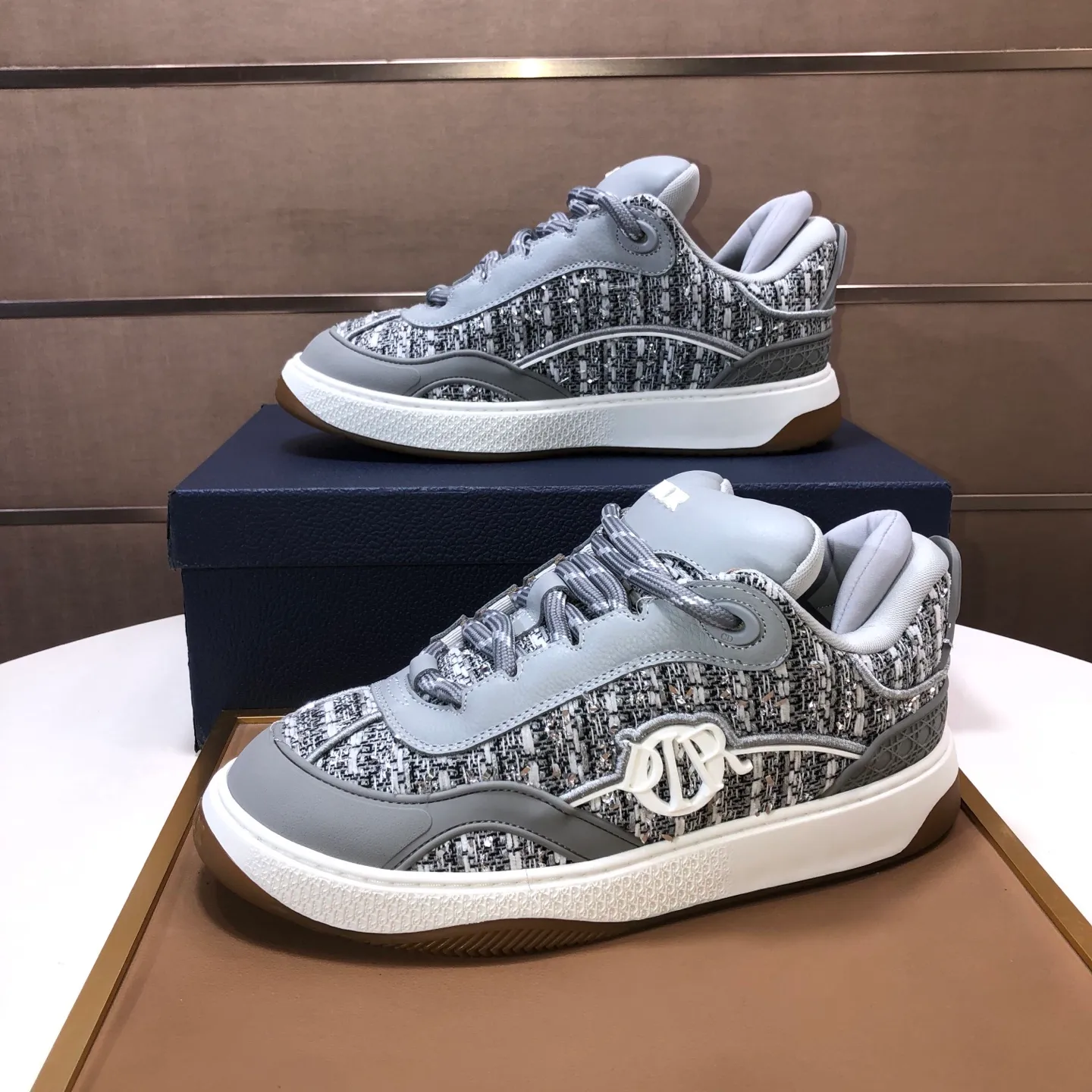 Ex-factory price: 800💶 (top original order) Brand: Dior (Dior) Standard code: Men's size 39-44 (45 customized) Grade: Same as the official website Material: Top original cowhide stitched together Original wear-resistant and lightweight outsole Style category: Fashionable casual shoes Distinguished luxury brand elements top luxury Color: Color of the actual picture